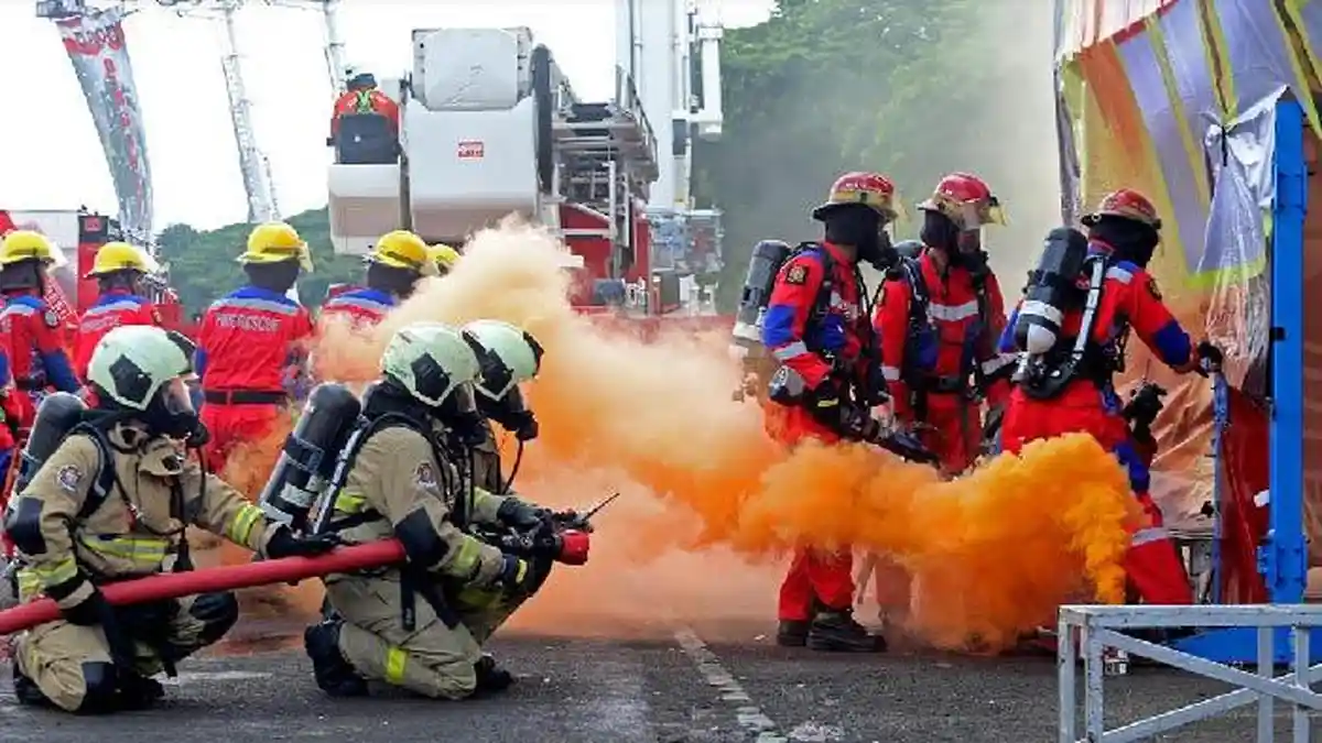 HUT ke-105 Damkar Nasional, DPKP Surabaya Simulasi Pemadaman Api di ...