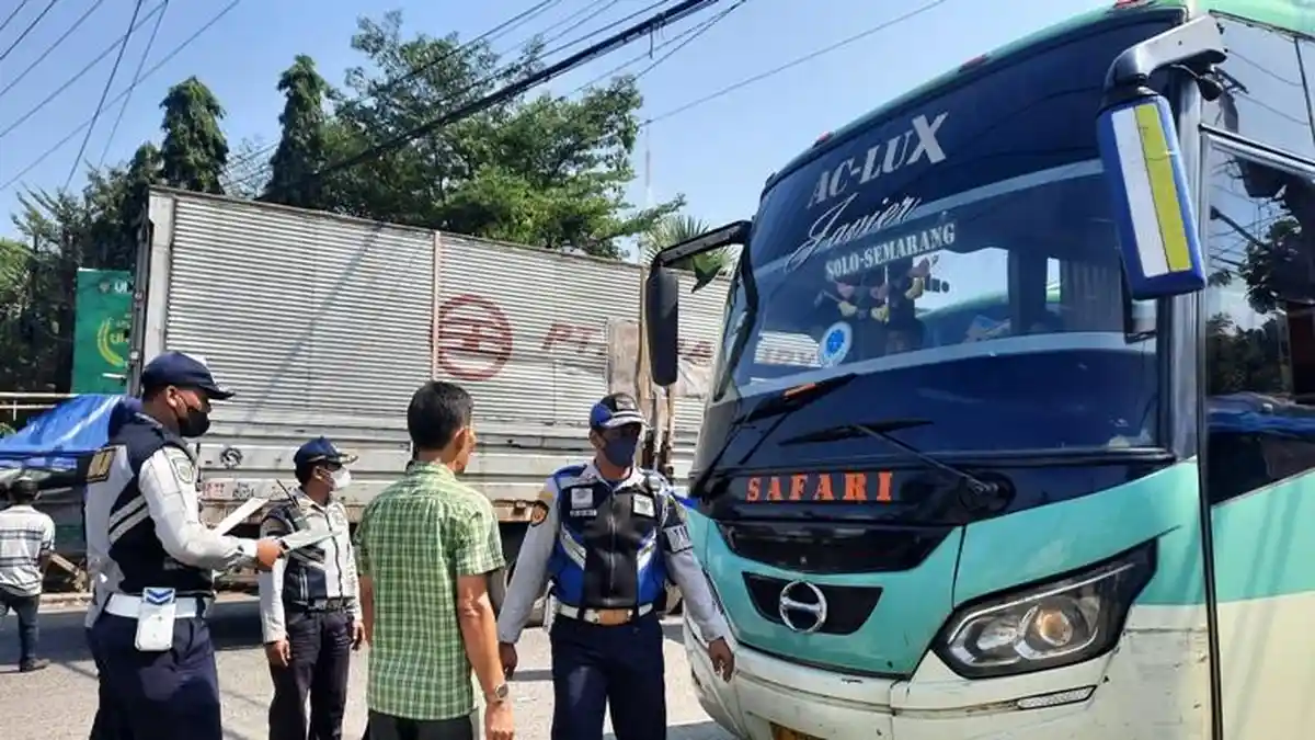 Didatangi Petugas Gabungan, Bus Mangkal di Eks Terminal Terboyo Semarang Langsung Tancap Gas