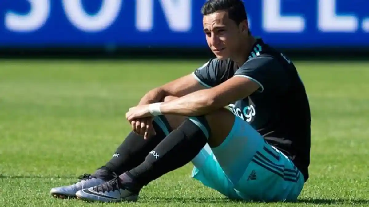 Pemain Ajax Amsterdam Mewek di Lapangan Setelah Gagal Juara