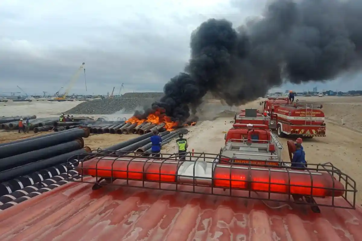 Damkar Makassar Identifikasi Penyebab Kebakaran Pipa Karet di Makassar New Port