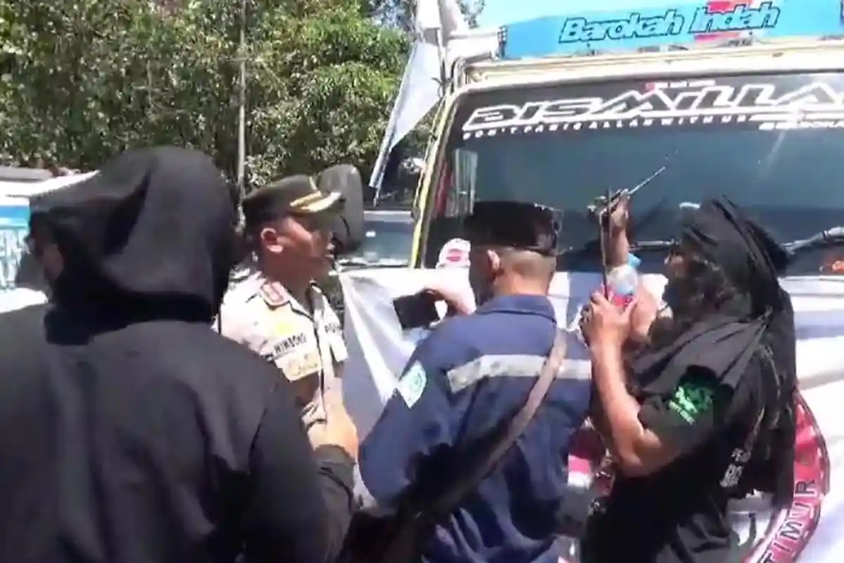 Demo Odol, Sopir Truk Stop Bundaran Waru Sidoarjo - Surabaya