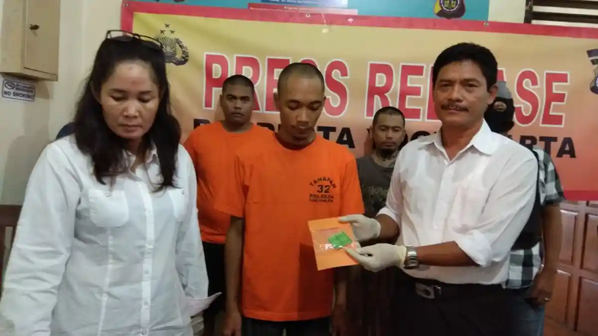 Konsumsi Pil Riklona, Seorang Mahasiswa Diciduk Polisi di Kamar Kos