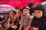 Siswa-RA-Muslimat-Setono-Jenangan-Ponorogo-saat-mengikuti-mobil-pawai-hias.jpg