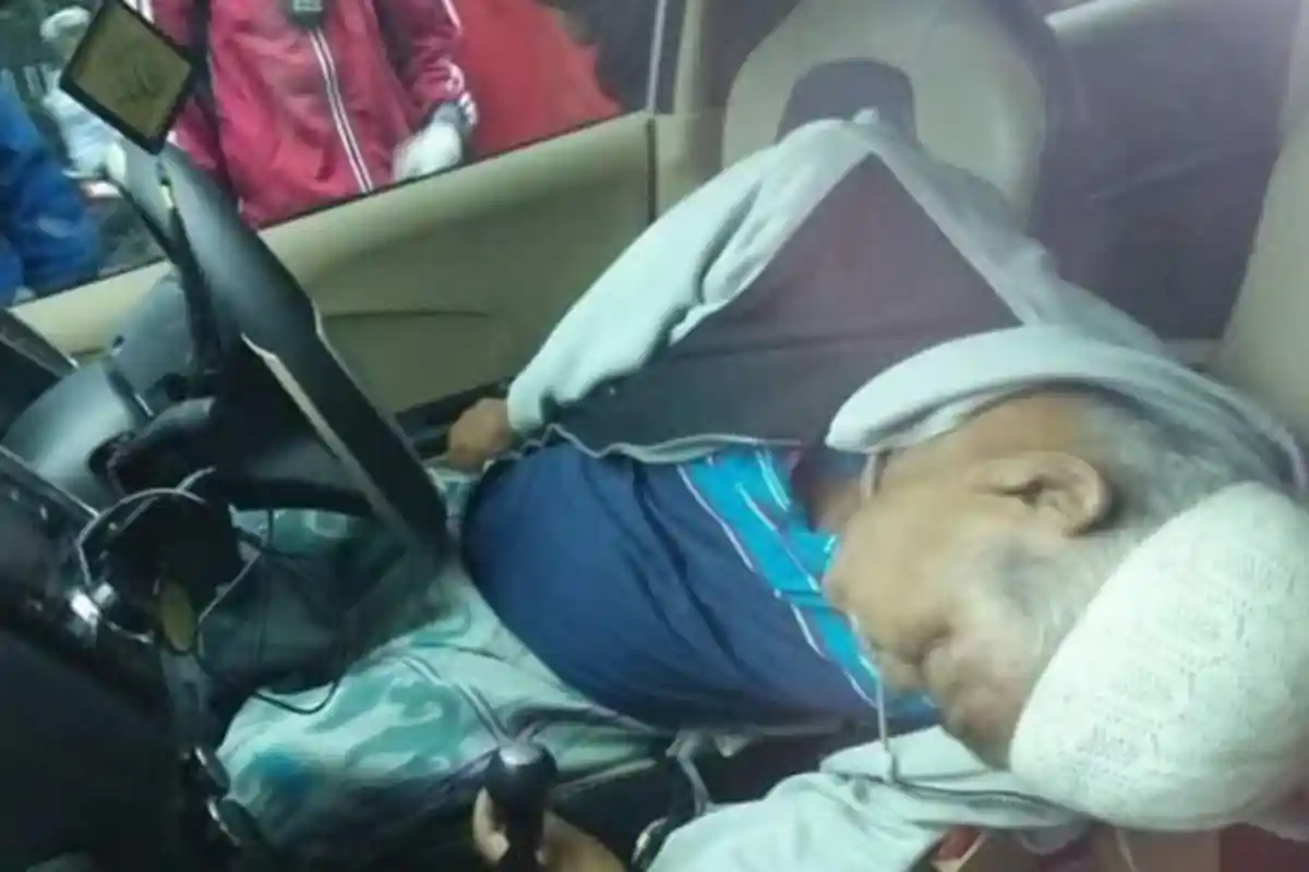 Lagi Menyapu Halaman Rumah, Wanita Lihat Mobil Mencurigakan, Saat Didekati Astaga di Dalamnya