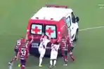 para-pemain-liga-brasil-mendorong-mobil-ambulans-yang-mogok-di-tengah-lapangan_20180917_092550.jpg