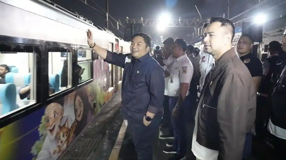 Ditemani Raffi Ahmad dan Ifan Seventeen, Kawendra Lepas Pemudik Kereta ke Jember dan Lumajang