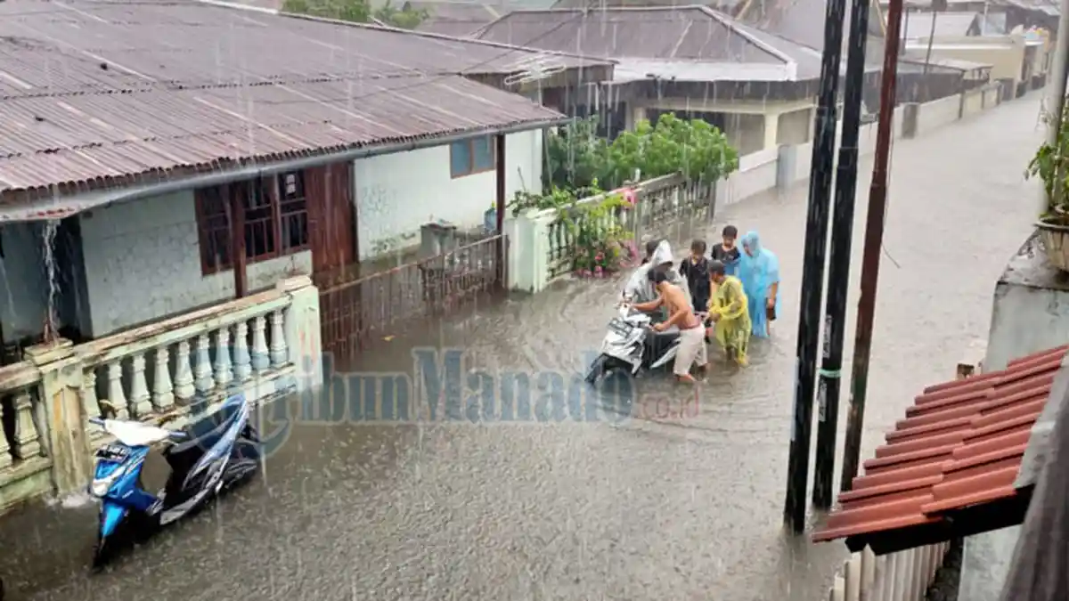 BREAKING NEWS, Banjir di Sario Tumpaan, Warga Selamatkan Barang Berharga