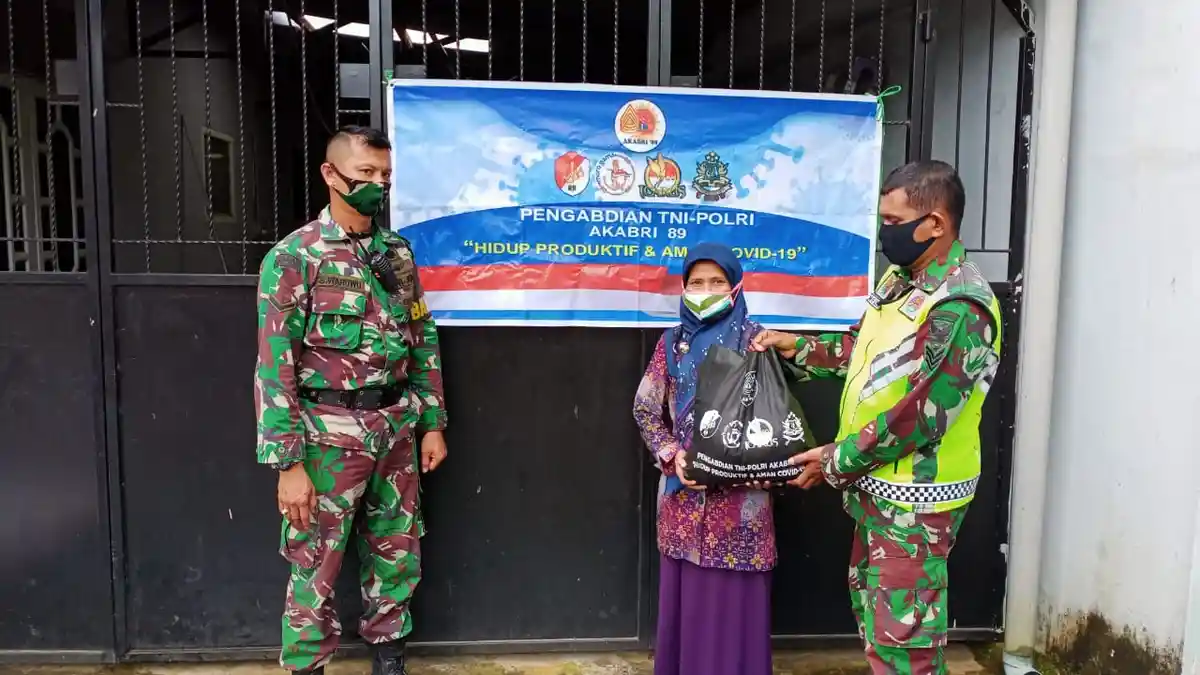 Babinsa Koramil Sukarami Bagi-bagi Sembako Alumni Akabri untuk Warakawuri