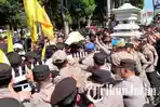 PMII-demo-di-depan-Kantor-Bupati-Lumajang-protes-penghapusan-tunjangan-guru-honorer.jpg
