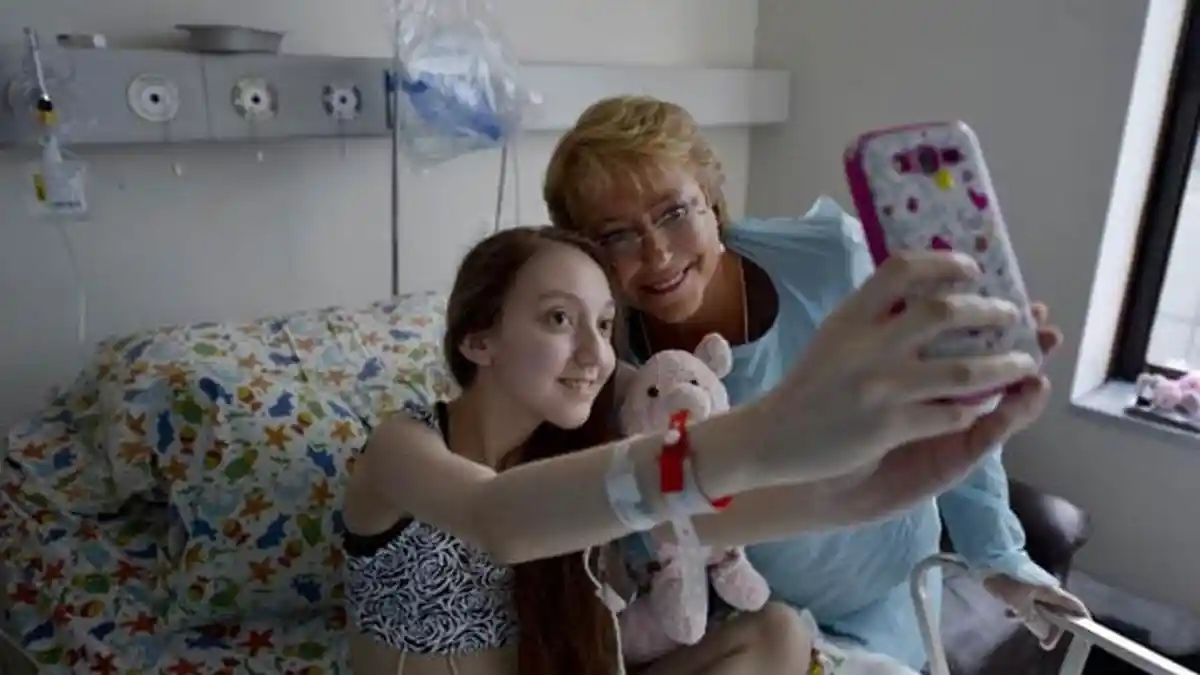 Gadis yang Minta Disuntik Mati Ini Selfie dengan Presiden Cile