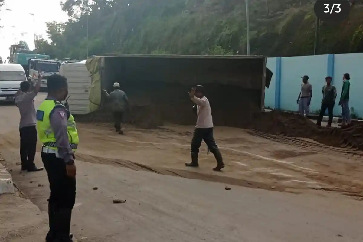 Tak Kuat Menanjak, Truk Pengangkut Pasir Terguling di Tanjakan Suralaya Kota Cilegon