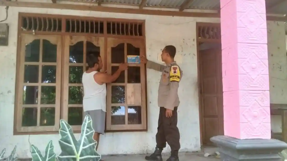 Siap Terima Laporan 24 Jam, Polres Sukoharjo Tempel Stiker Call Center 110 di Rumah Warga