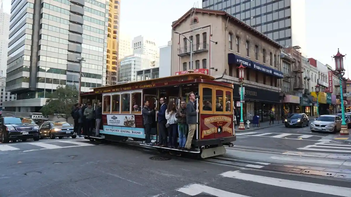 Menikmati Kota San Francisco dari Atas Cable Car