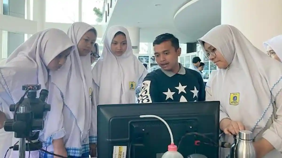 Ecoton Berkeliling Sekolah di Gresik, Ajak Siswa Kurangi Penggunaan Sampah Plastik Sekali Pakai
