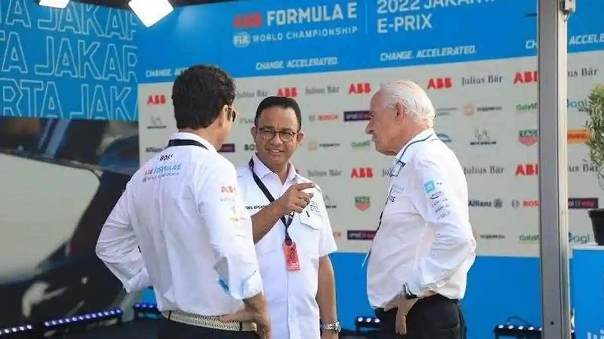 Gunakan Safety Car Bareng Bruno Correia, Anies Pantau Sirkuit Formula E