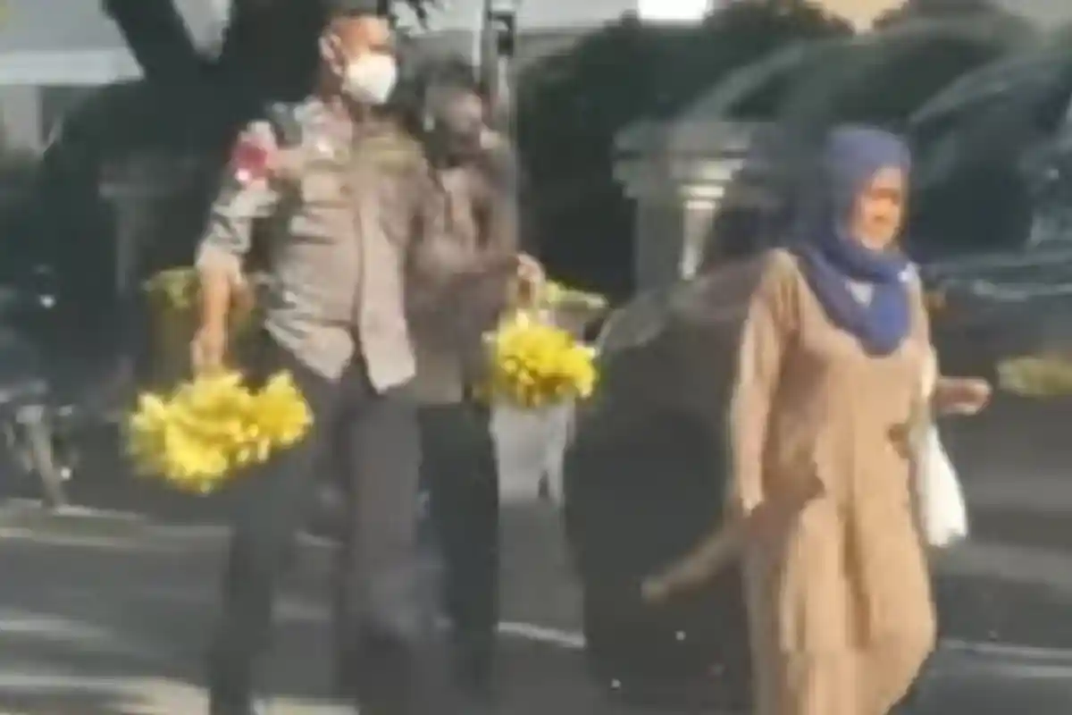 VIRAL : Video Kombes Borong Pisang Dagangan Nenek-nenek, Tak Mau Dicum Tangannya, Inilah Sosoknya