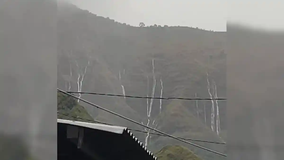 Muncul Air Terjun Dadakan di Sembalun Usai Hujan Lebat, Warga Sebut 'Gunung Menangis'