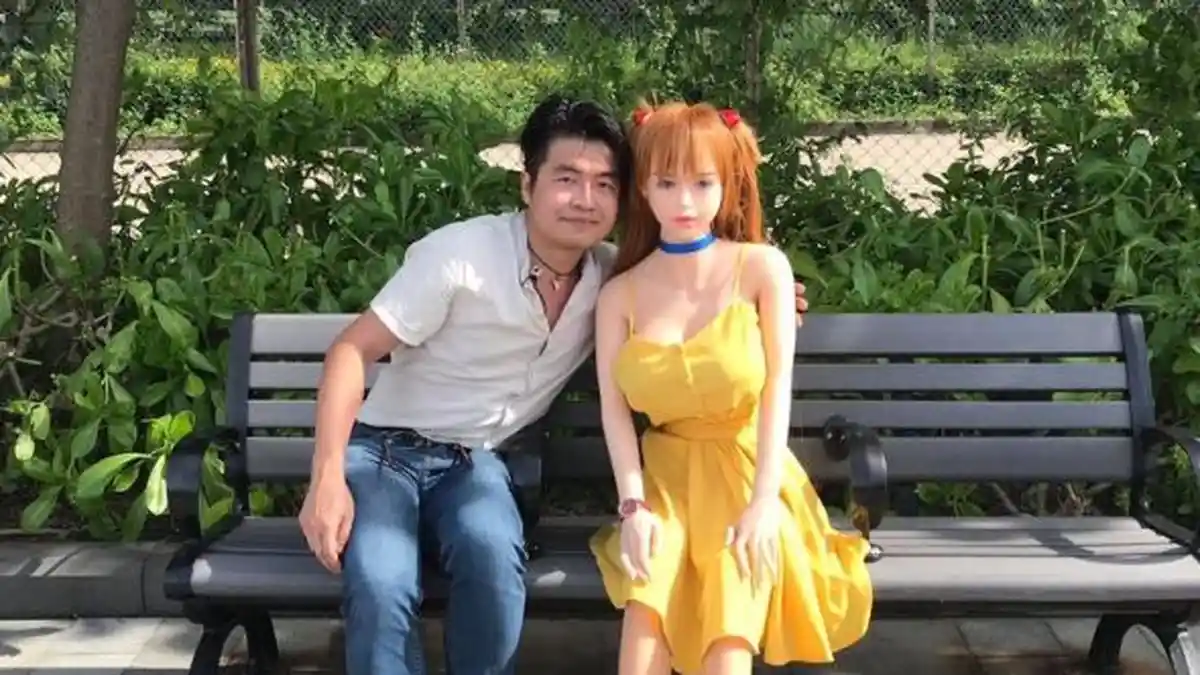 Hubungan Kandas, Lajang Hongkong Ini Memilih Bertunangan dengan Boneka Seks