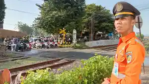 petugas-penjaga-palang-perlintasan-kereta-api-di-Purwakarta.jpg