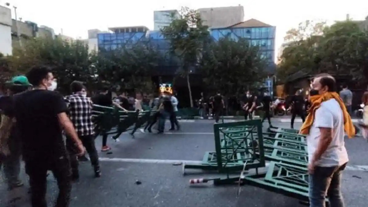 Pasukan Keamanan Iran Tangkap Pemain Sepak Bola, Gelar Pesta Tahun Baru 2023 Sampai Mabuk