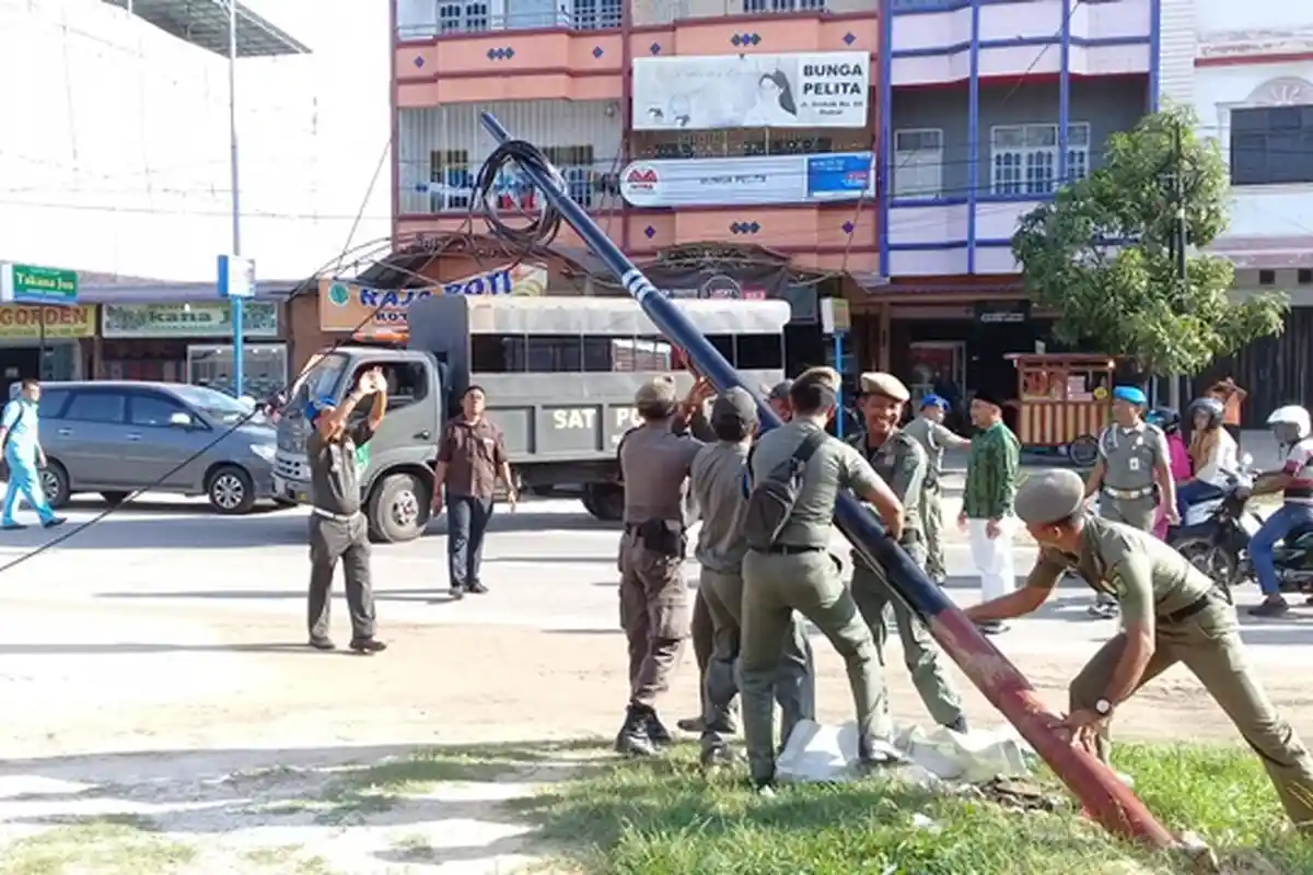 Tak Kantongi Izin, 33 Tiang Tumpu Operator Seluler Disegel Satu Dicabut
