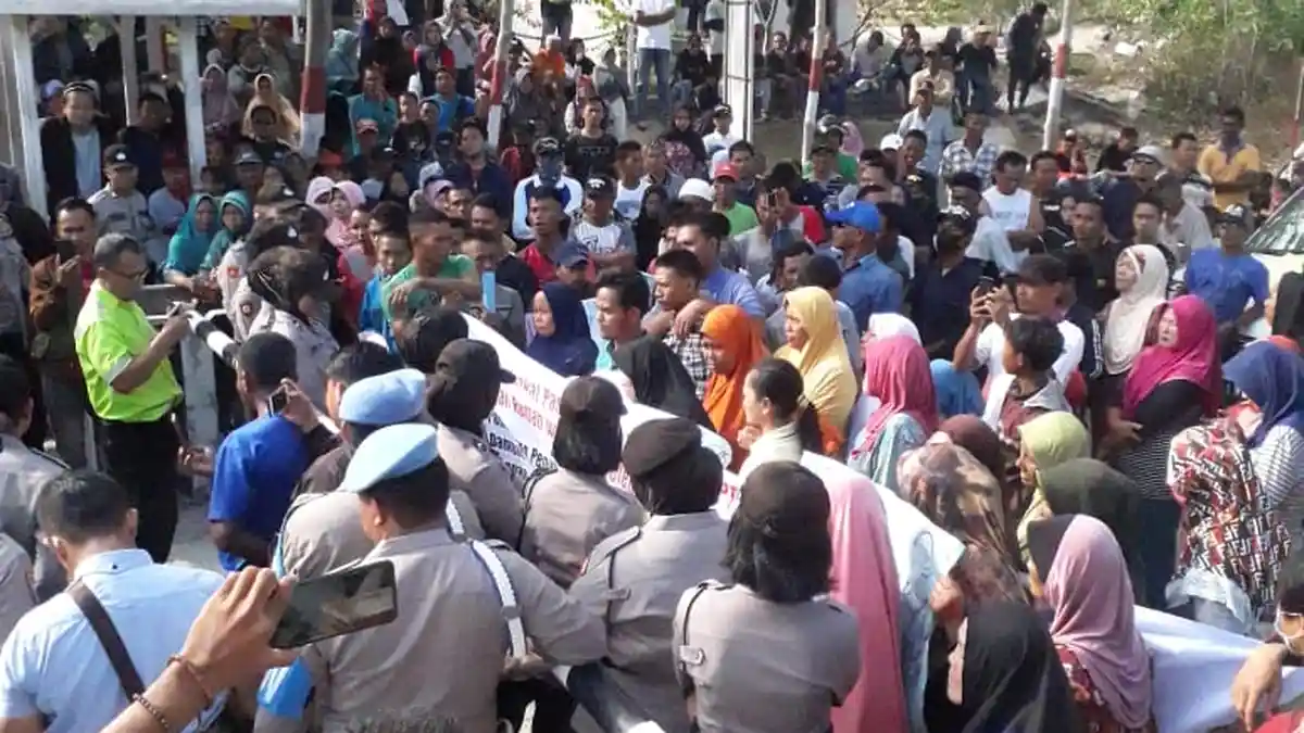 Isi Spanduk Warga Karimun Saat Demo di Perusahaan, 'PT KG Entah Apa yang Merasukimu'