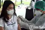 Petugas-kesehatan-menyuntikkan-vaskin-Covid-19-kepada-mahasiswa.jpg