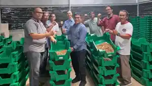 Lurah-Kukusan-Abdul-Manan-tengah-menunjukkan-maggot-hasil-budidaya-warga.jpg