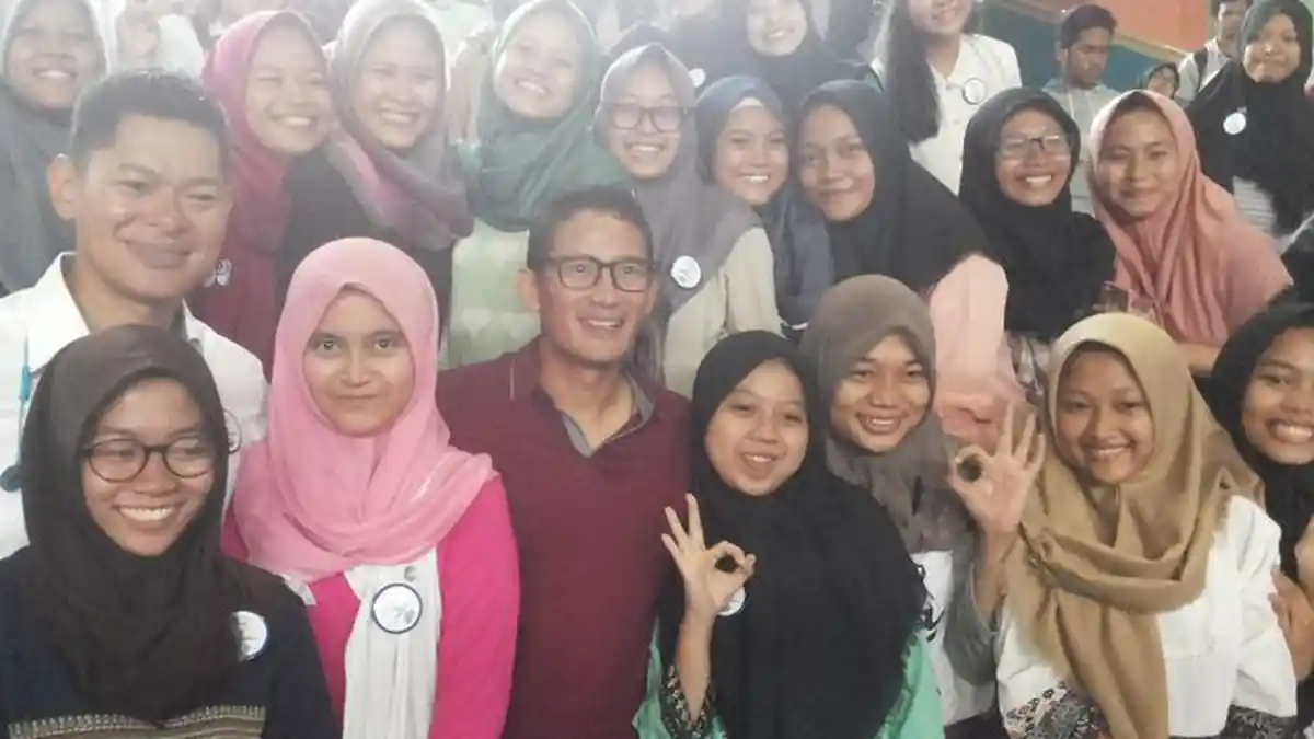 Remaja-remaja Putri Berteriak Histeris Melihat Sandiaga Uno