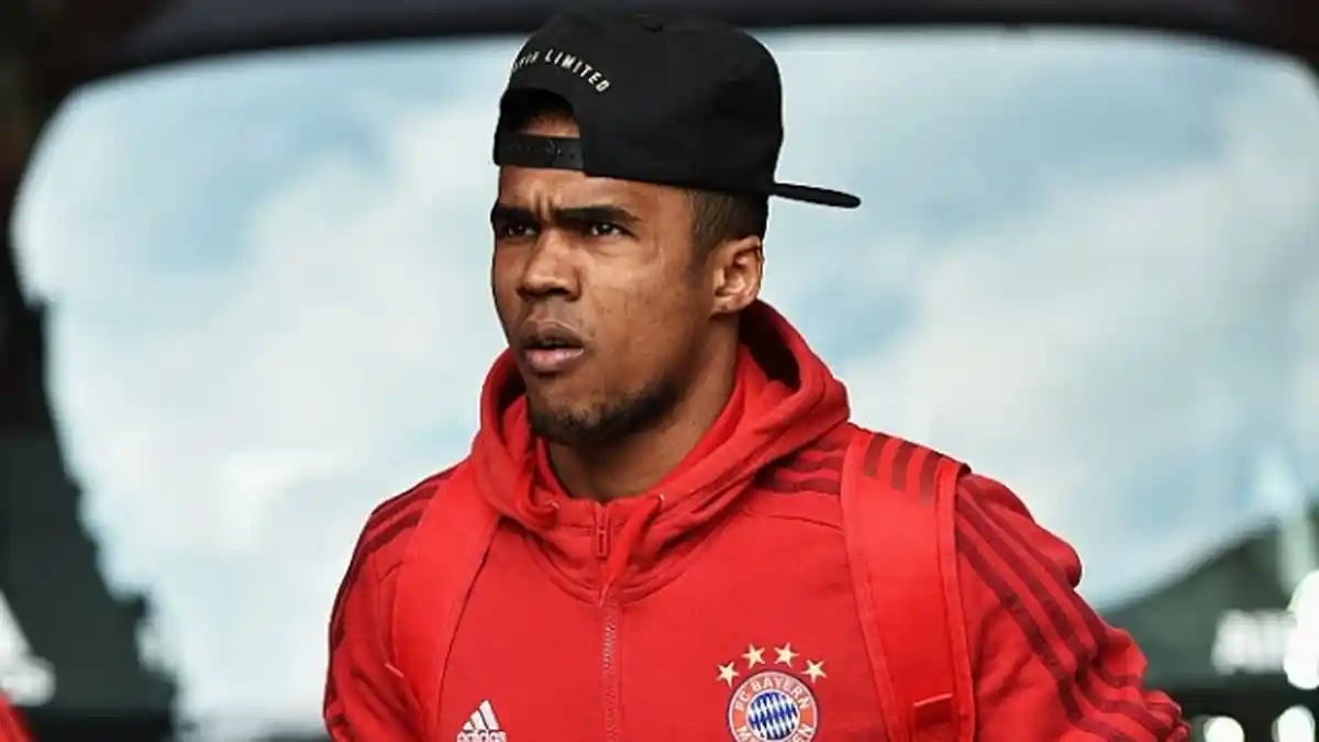 Douglas Costa Tunjukkan Operan dengan Teknik Rabona