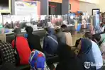 Masyarakat-Jombang-yang-Sedang-Menganti-Pelayanan-di-Kantor-Dispendukcapil-Jombang.jpg