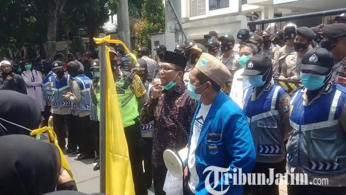 BREAKING NEWS - Dampak UU Cipta Kerja, Massa  Aktivis Mahasiswa Usir Anggota Dewan