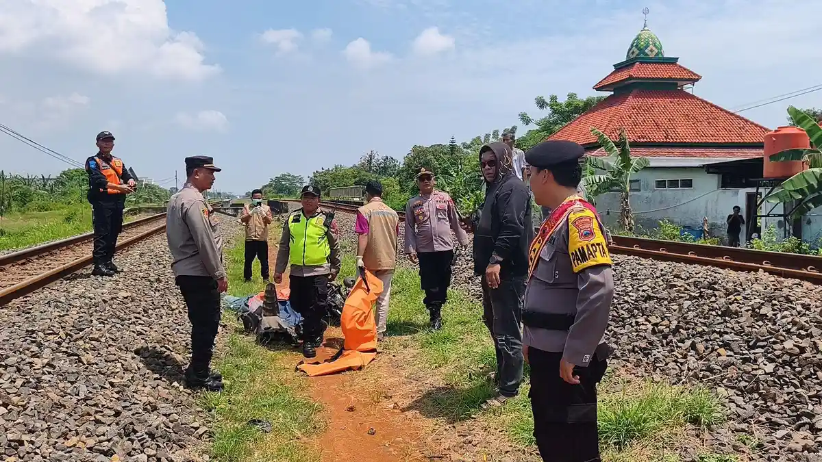 BREAKING NEWS: Pengendara Motor Tewas Tertabrak KA Sembrani di Batang