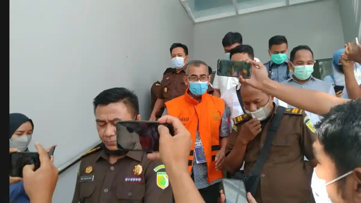 Pakai Rompi Oranye Digiring ke Mobil Jaksa, Ini Tanggapan Mursini Saat Dicecar Wartawan