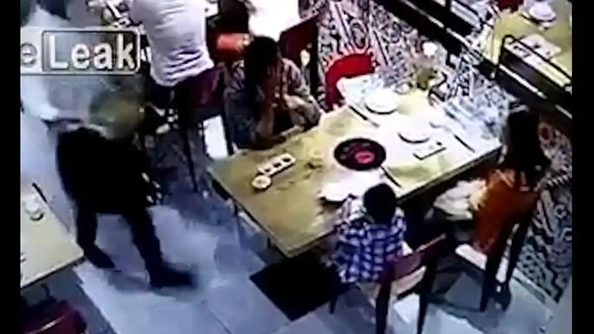Waduh! Pelayan Terpeleset & Tak Sengaja Siram Air Panas ke Anak Kecil di Restoran China
