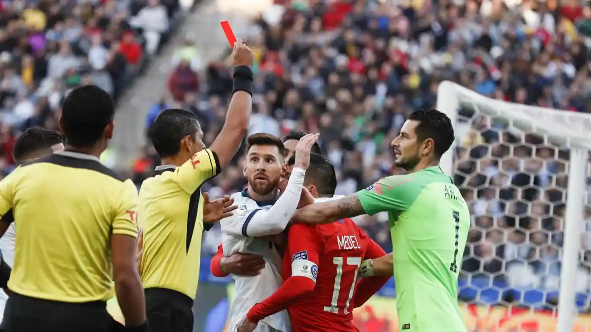 VIDEO Lionel Messi Dihadiahi Kartu Merah Oleh Wasit di Usai Adu Dada Dengan Gary Medel