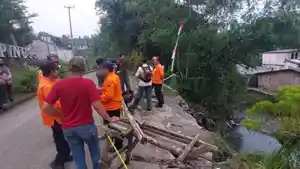 Sejumlah-petugas-BPBD-Provinsi-Jabar-mengecek-lokasi-terdampak-ben.jpg