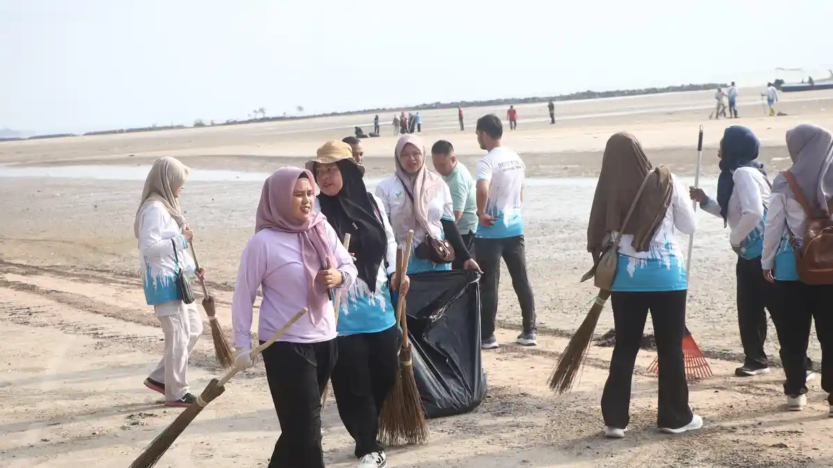 Pemkot Pangkalpinang Gotong Royong Bersihkan Pantai Pasir Padi