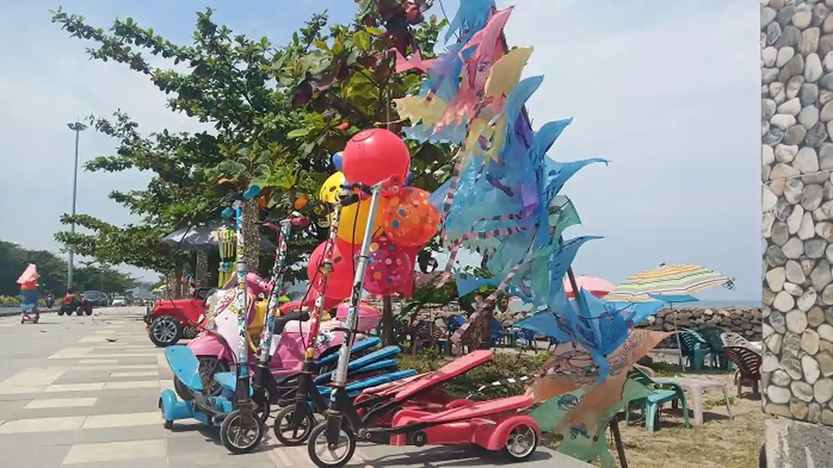 Ajak Anak-anak Liburan ke Pantai Padang, Ada Ragam Permainan, Mobil-mobilan hingga Skuter