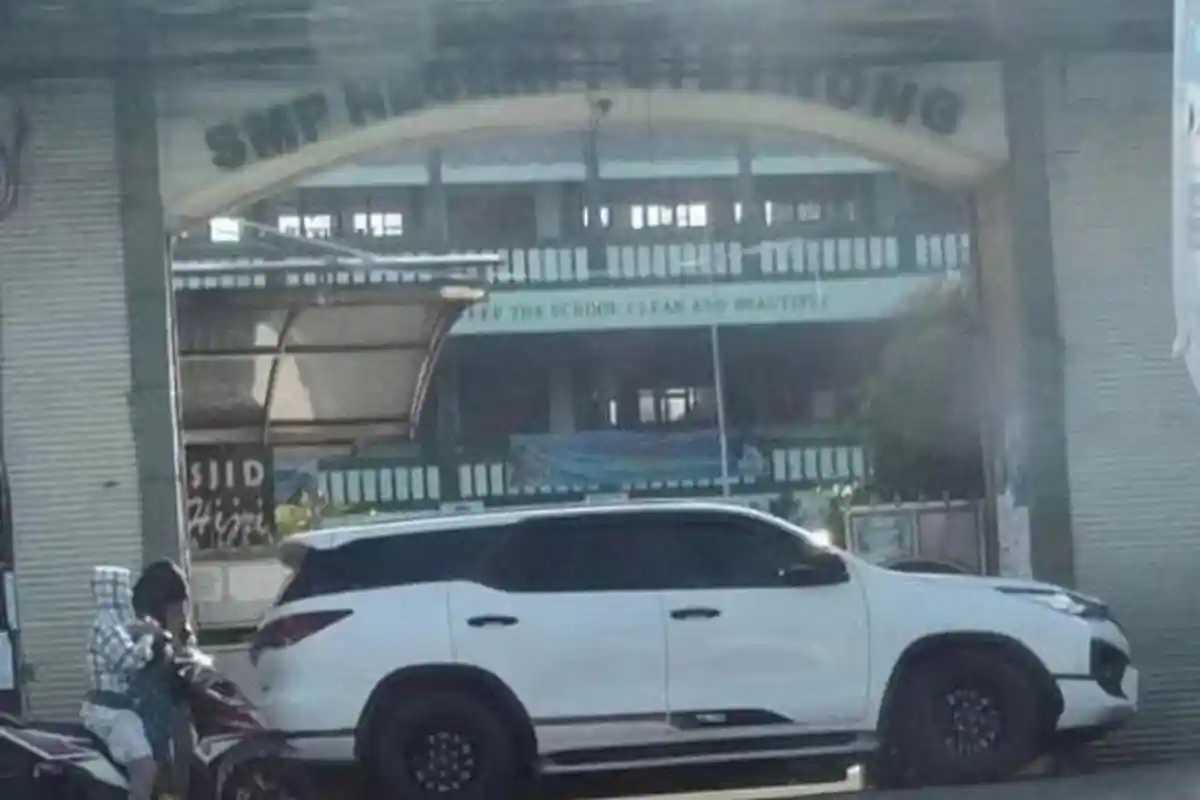 Anaknya Tak Lolos PPDB, Orang Tua Murid Parkir Mobil Fortuner di Depan Gerbang SMPN 1 Cibinong Bogor