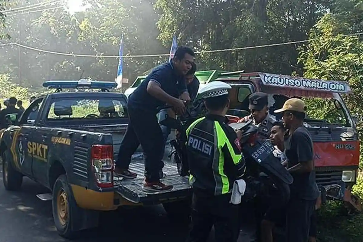 Sopir Ambil HP di Kolong Setir, Mobil Tangki Air Keluar Jalur dan Tabrak Pemotor di Manggarai Timur