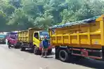 Deretan-truk-mengantre-di-TPA-Sarimukti-Jumat-192023.jpg