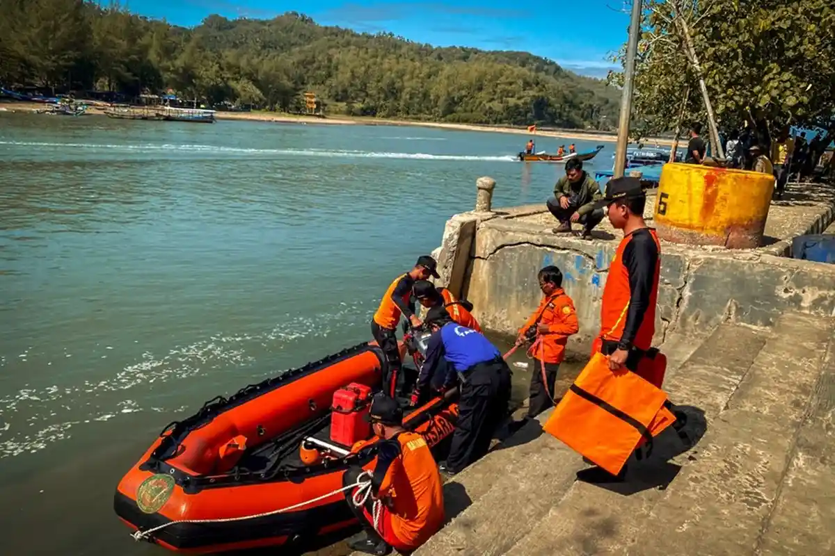 Kecelakaan Perahu Terbalik Dihantam Ombak di Pantai Jetis Cilacap, 1 Nelayan Belum Ditemukan