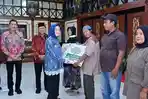 Etik-Suryani-beri-bantuan-BAZNAS-di-lobby.jpg