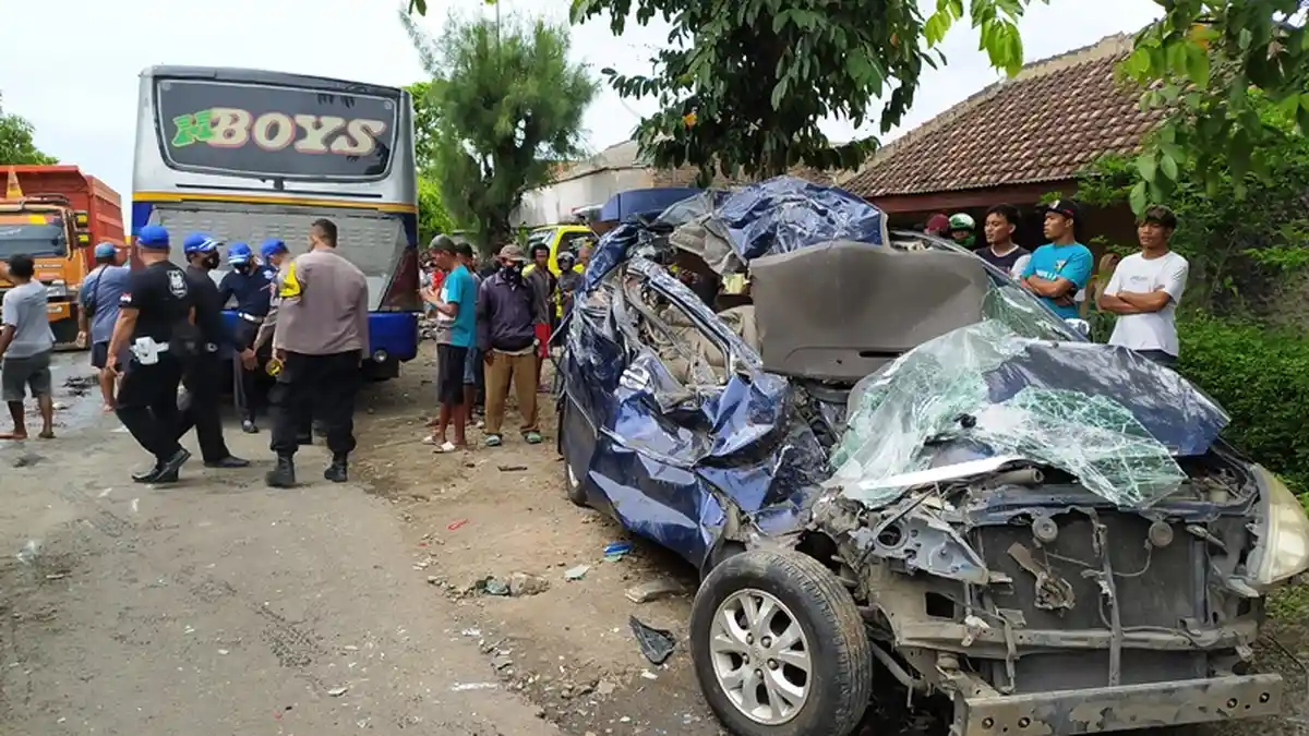 Kecelakaan Bus Rela Tabrak Innova dan Mobilio Sama-sama Remuk, 1 Orang Meninggal