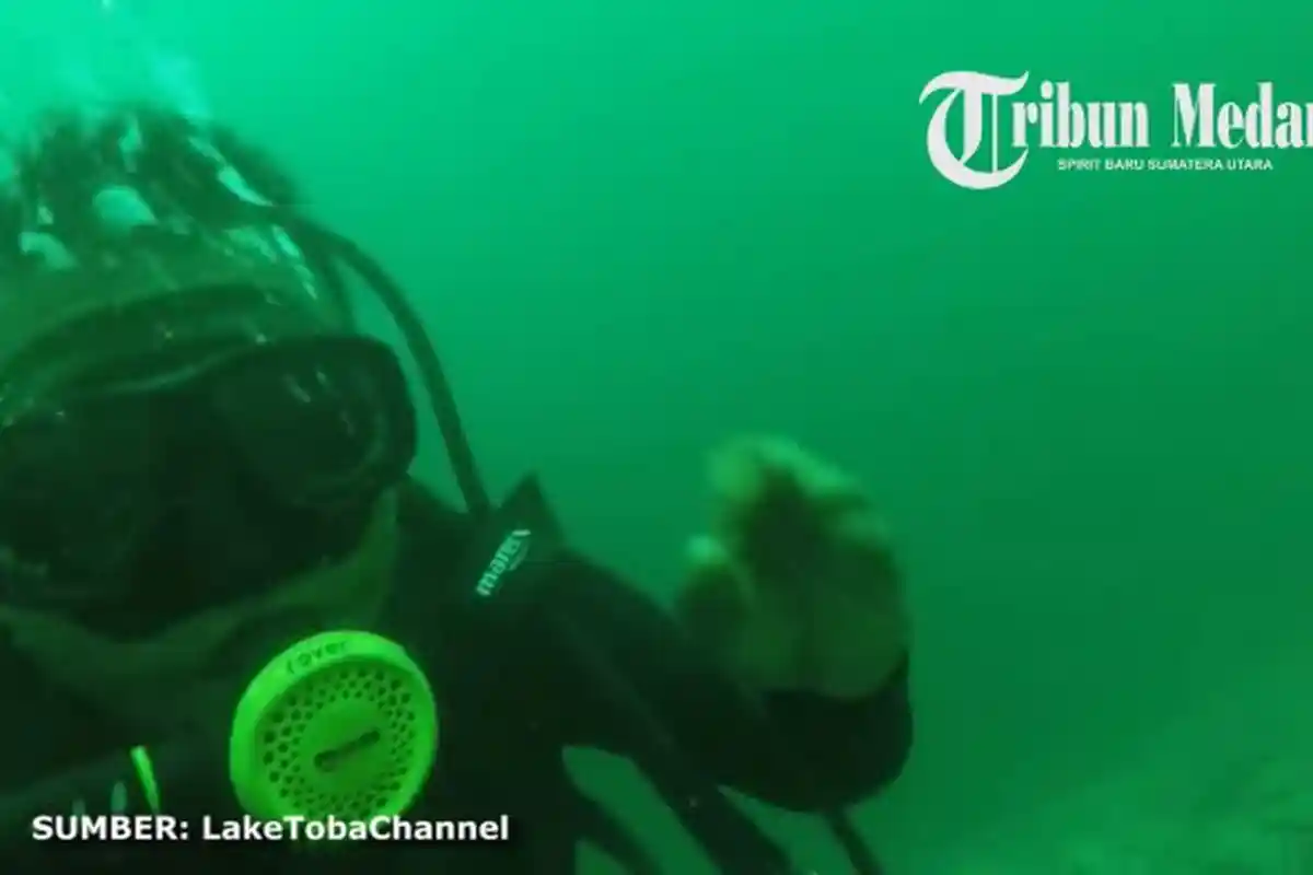 Pria Ini Mencoba Menyelam dan Rekam Kondisi Dasar Danau Toba, Mengejutkan Ternyata
