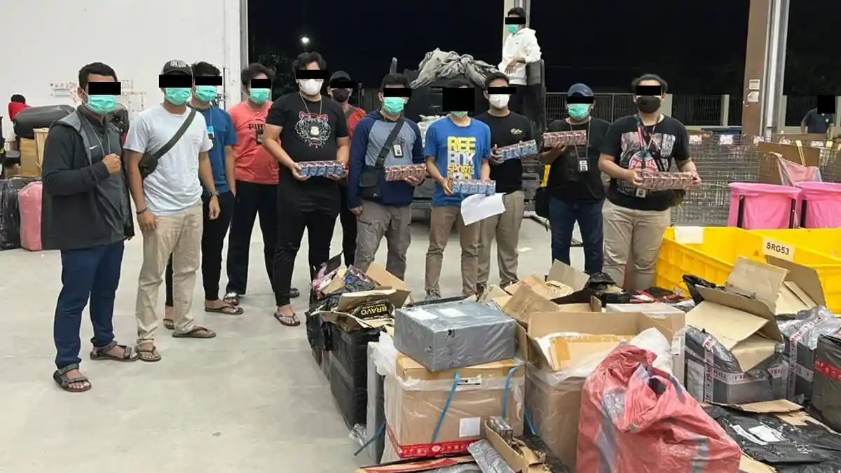 Tengah Malam Datangi Jasa Pengiriman di Semarang, Bea Cukai Sita 271.840 Batang Rokok Ilegal