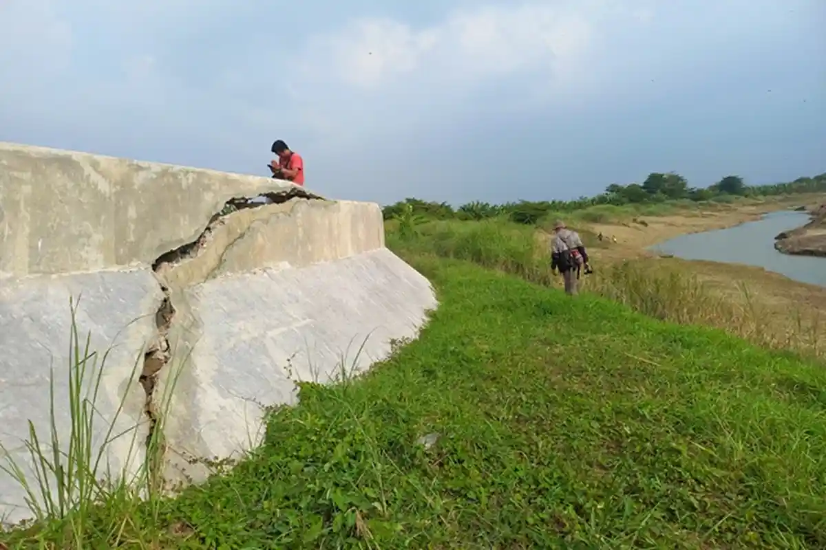 Penampakan Talud Sungai Wulan Kudus yang Retak Sepanjang 10 Meter