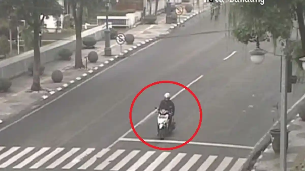 Terekam Kamera CCTV, Sikap Pengendara Motor di Bandung Ini Jadi Perbincangan Netizen