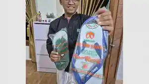 20261404-petugas-haji-asal-Yogya-siapkan-sandal-jepit.jpg